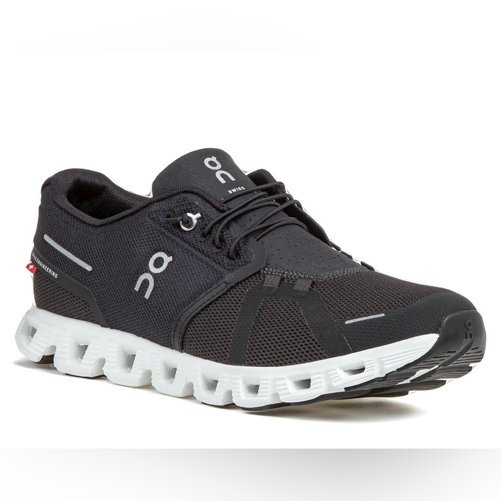 Women’s On Running sneakers with elastic laces. Lightly worn